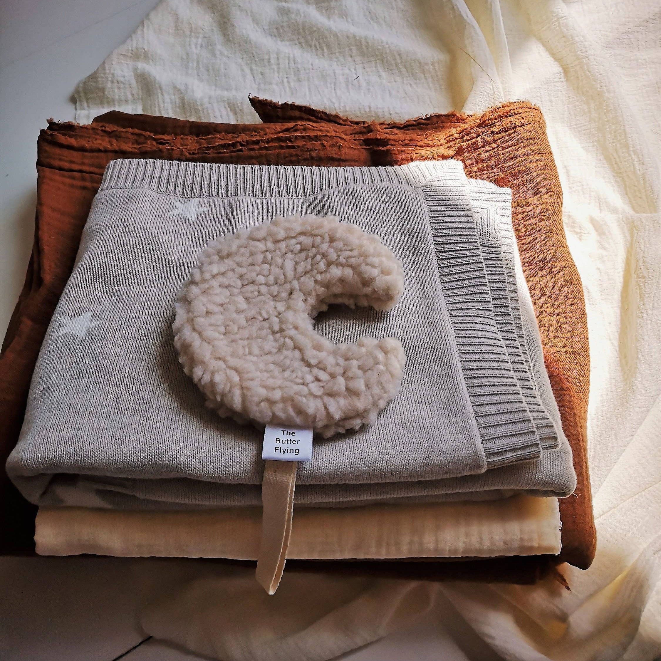 Moon-shaped pacifier clip