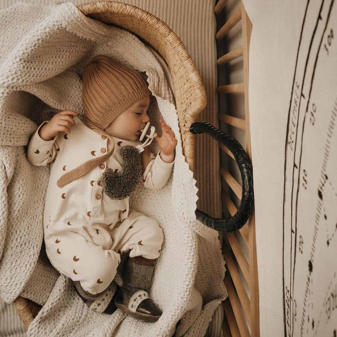 Moon-shaped pacifier clip