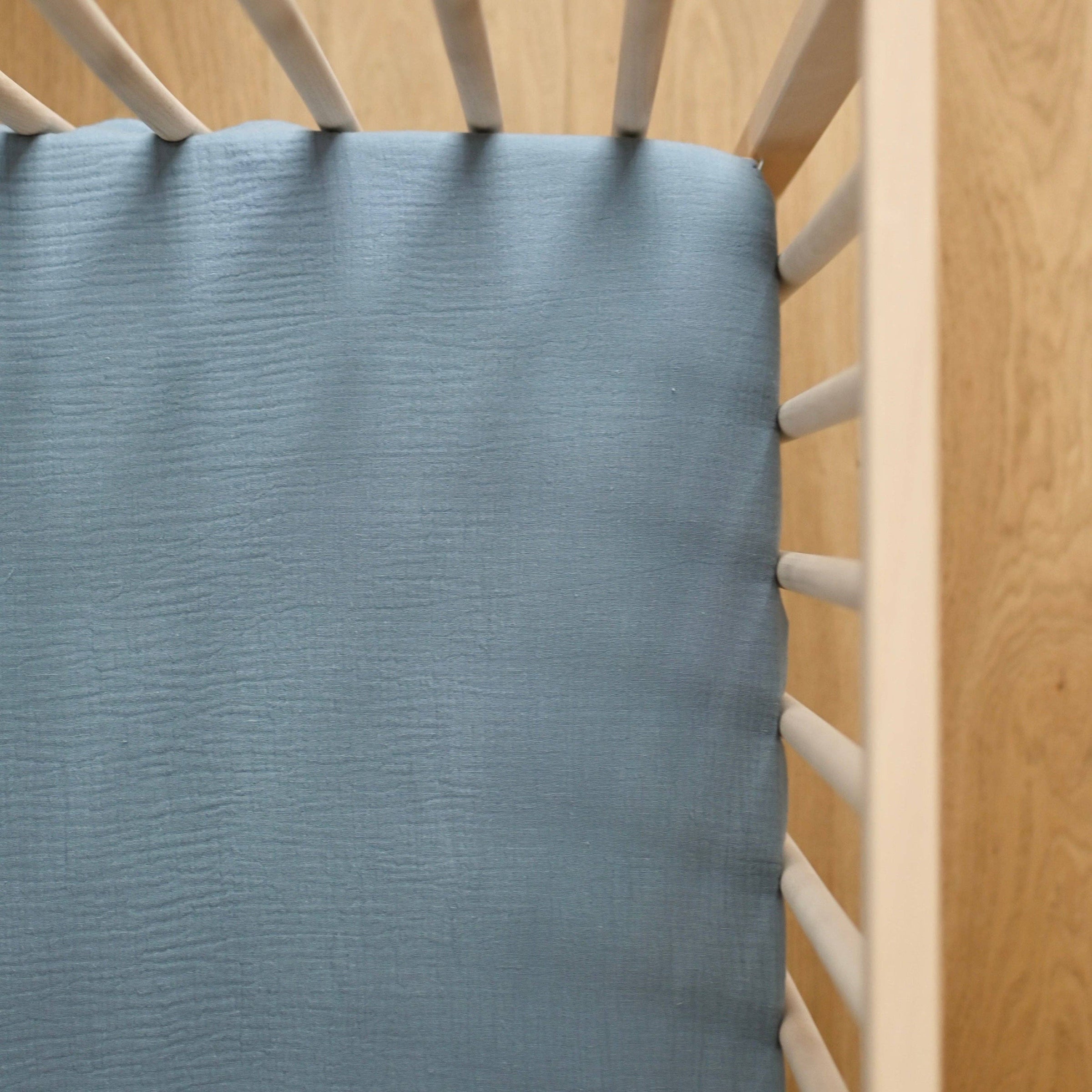 Crepe standard crib sheet - Billy blue
