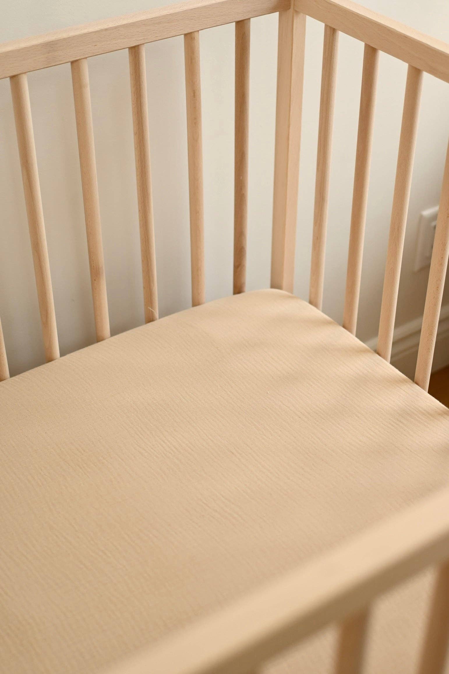 Crepe standard crib sheet - Latte