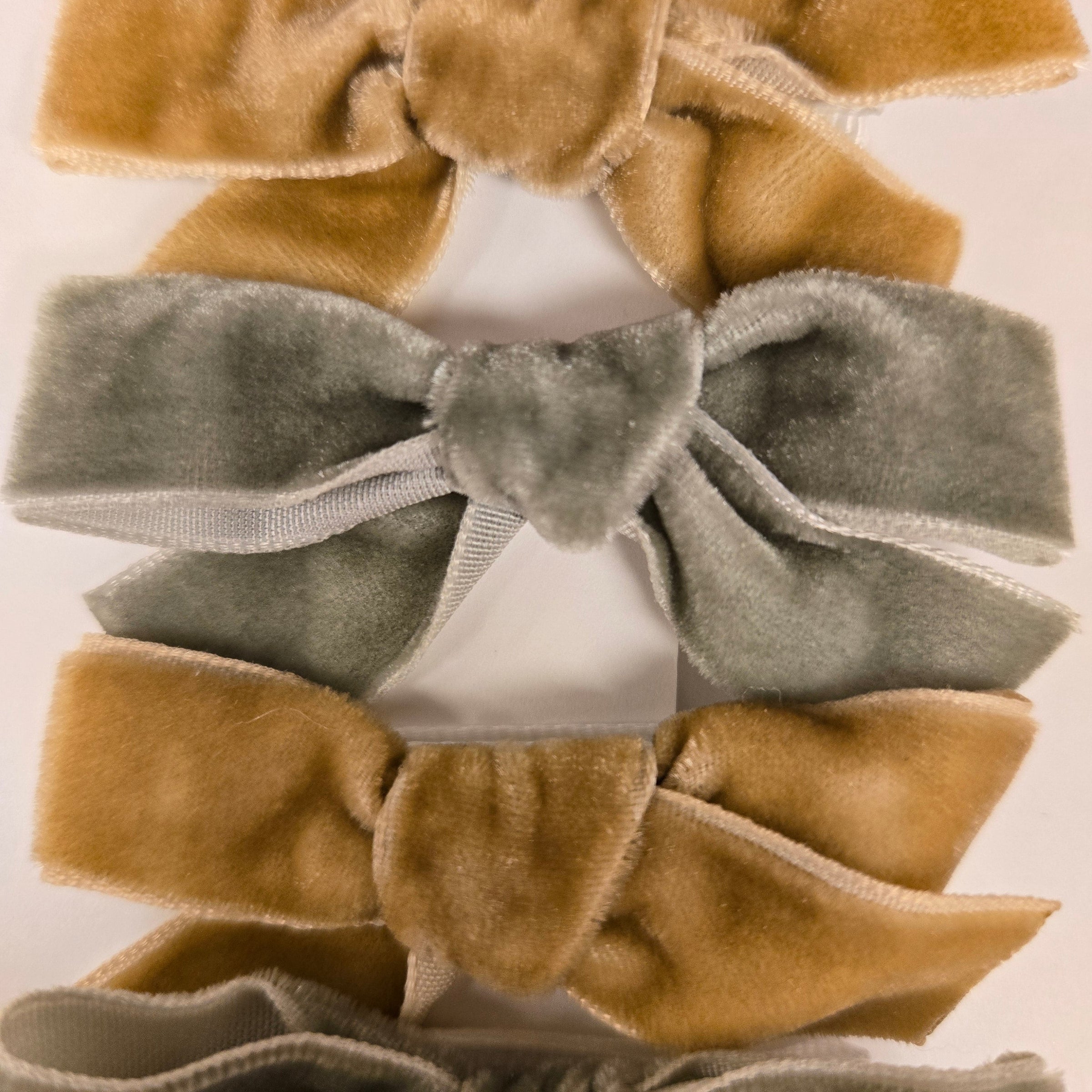 BTB - Small Velvet Bow Clip